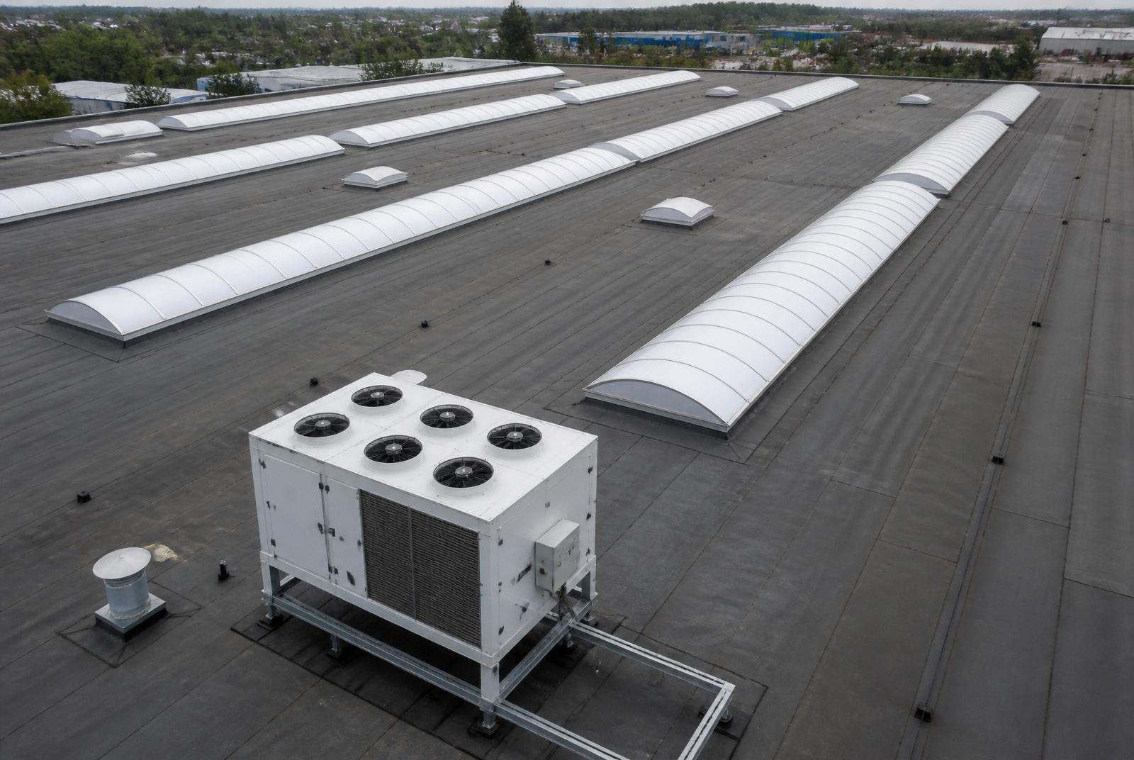 Reeks lichtstraten op een industrieel plat dak